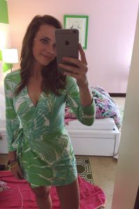 25 Pictures Of Girls With IPhones