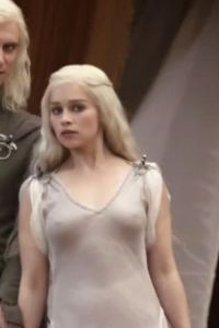 Emilia Clarke Presents Her See Through Plots In Game Of Thrones S01E01