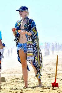 Gwen Stefani – Hitting A California Beach Last Sunday